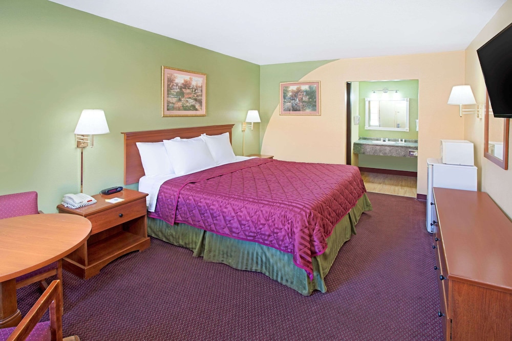 Days Inn & Suites by Wyndham Terre Haute view 3