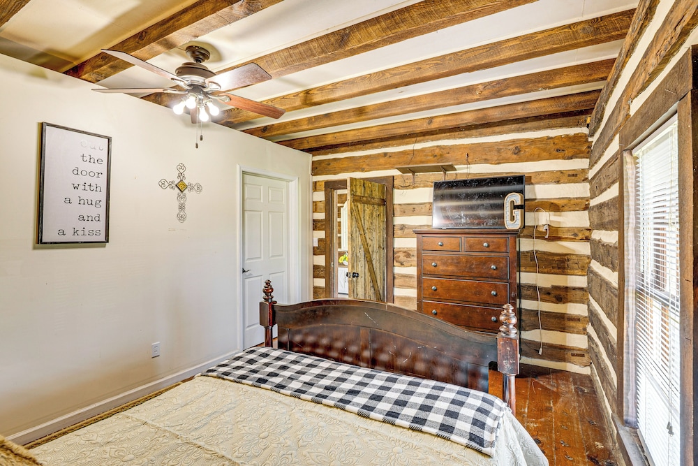 6 Mi to Scottsboro: Apt w/ Furnished Porch