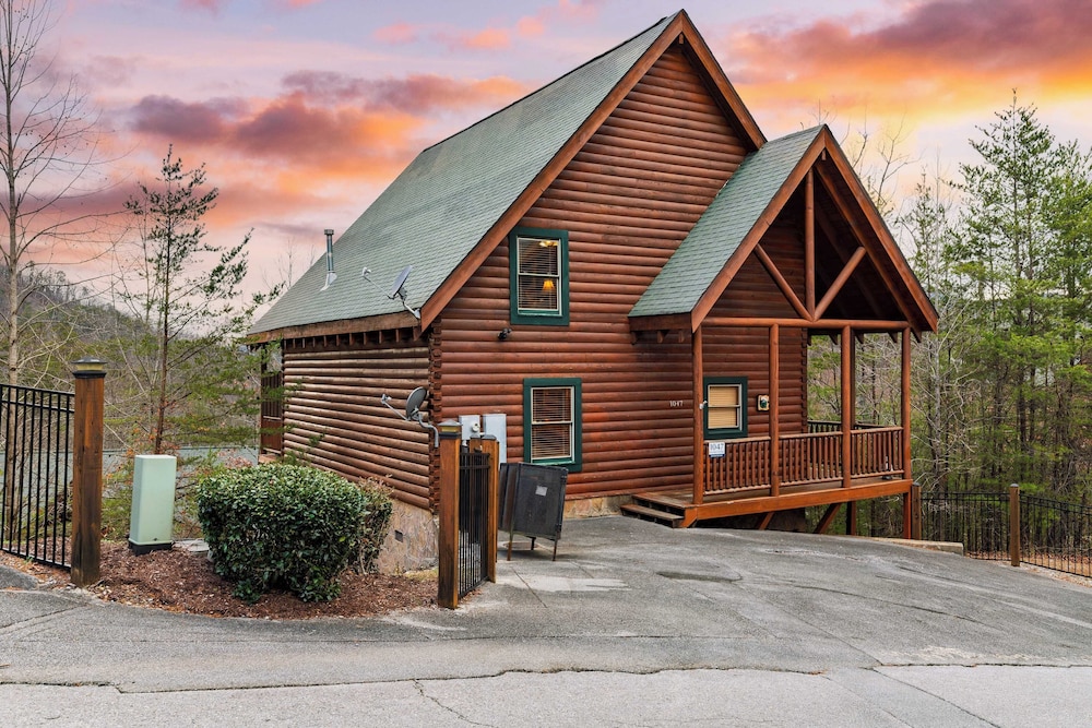 Cozy Cabin Near Dollywood Attractions Hot Tub, Game Room, Views Anne's Place