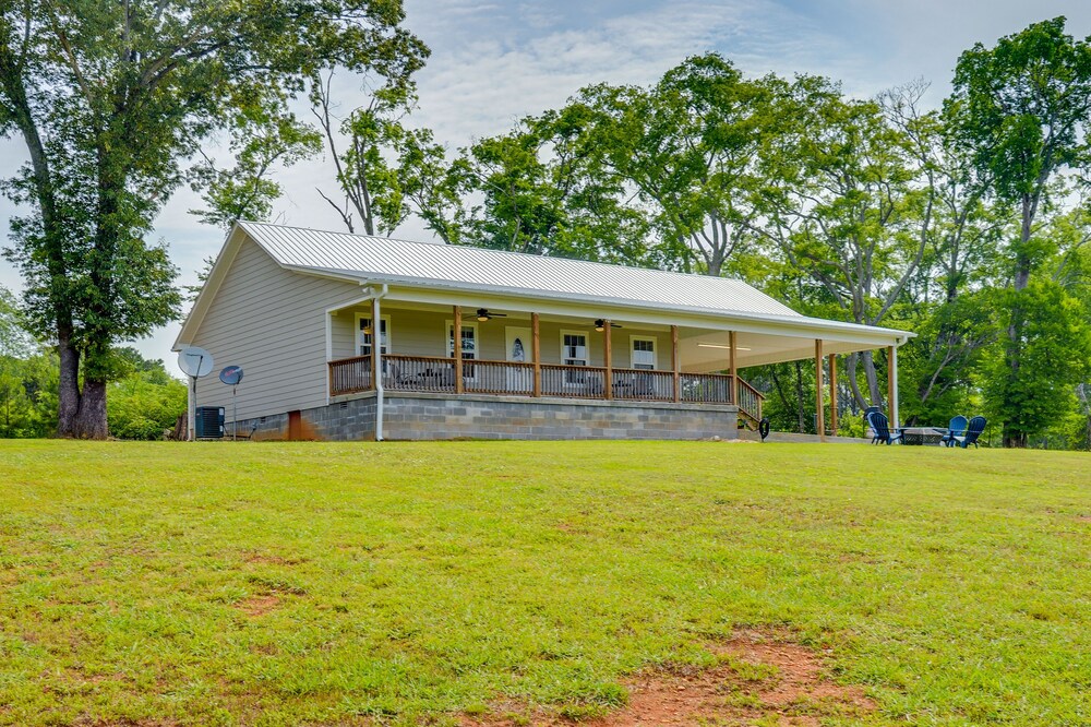 Lake Guntersville Vacation Rental w/ Fire Pit view 2