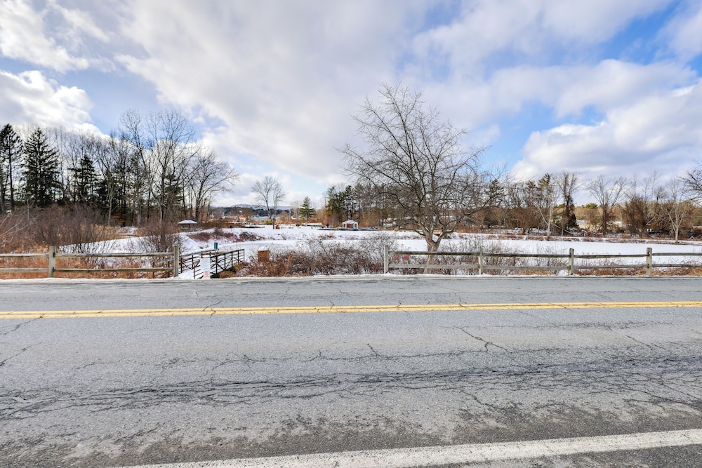 9 Mi to Lake George Village: Home in Queensbury