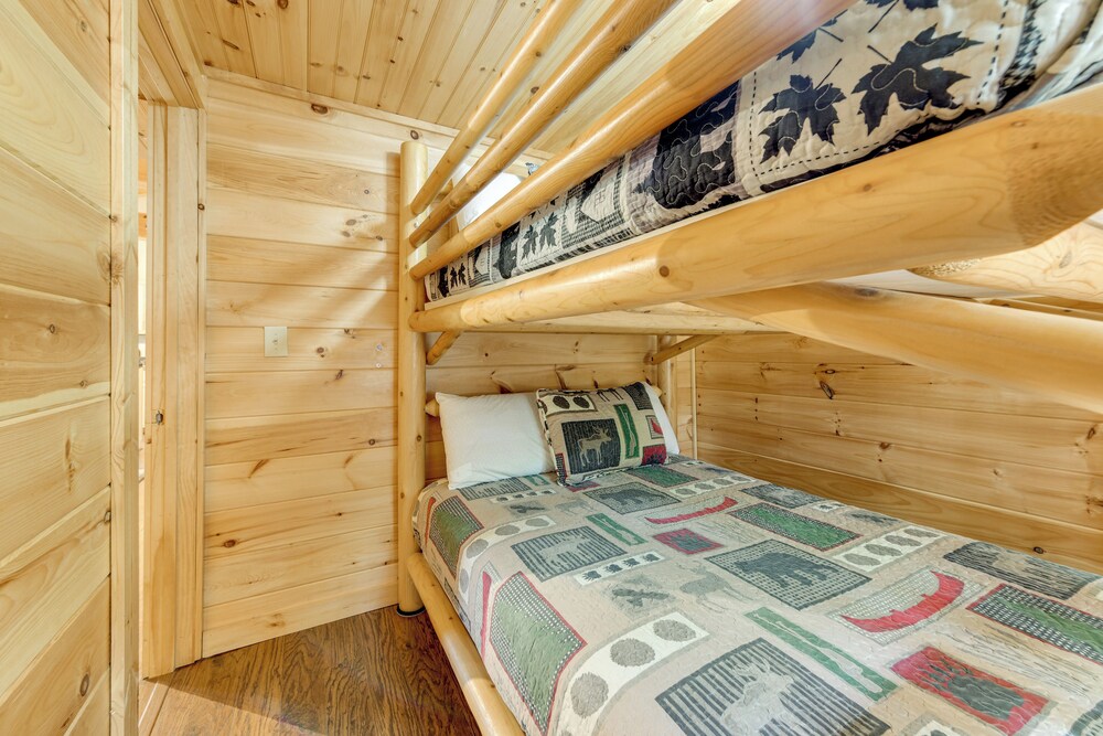 Boat Dock: Family-friendly Douglas Lake Home!
