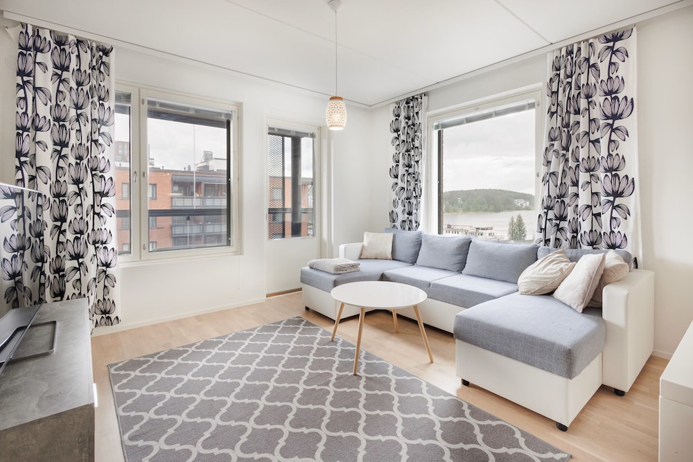 Spacious 2BR Apt - Lake View & Sauna