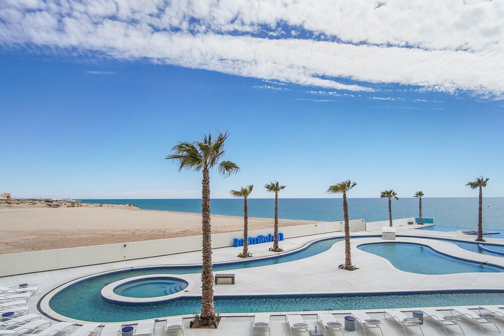 Gorgeous 2 Bedroom Condominium