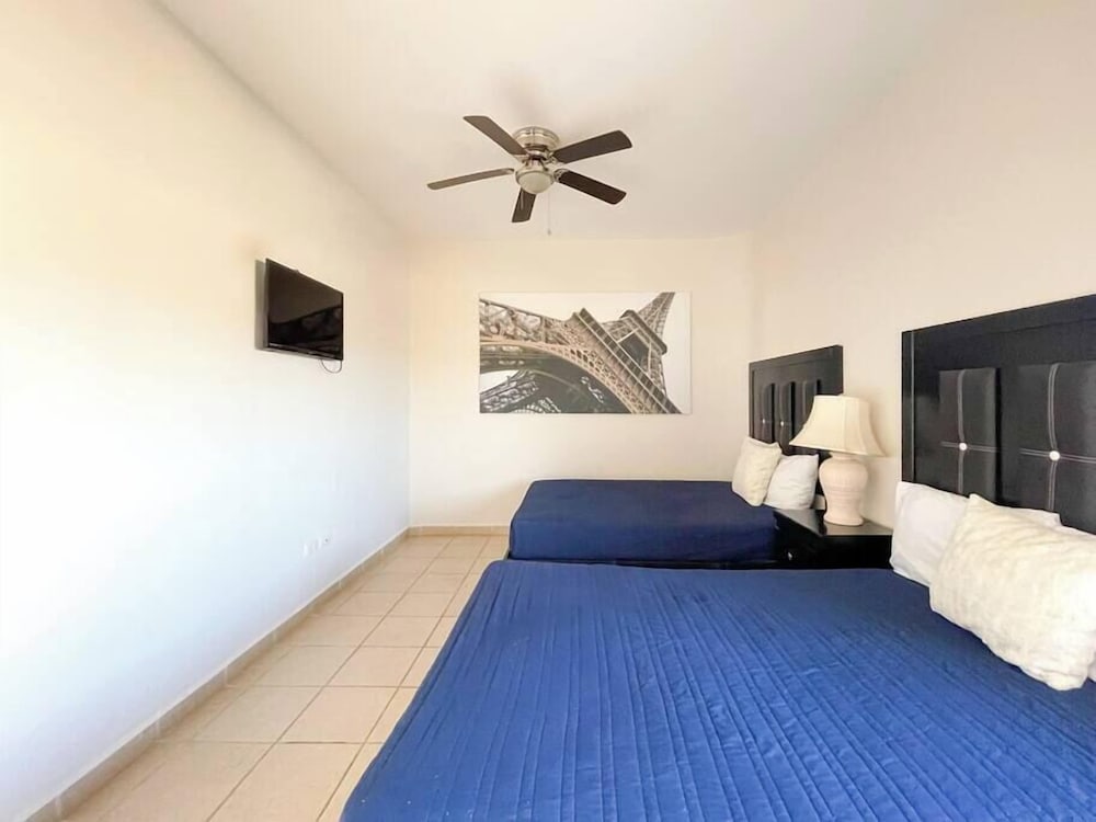 Cozy Condo With Beach Pool Access