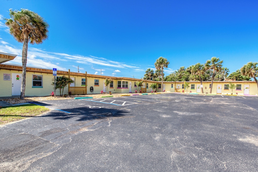 Pineapple Shores Retro Inn