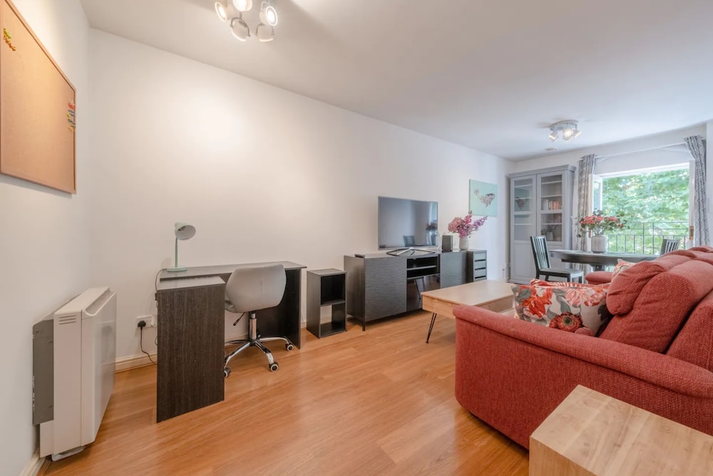 Bright 1 Bedroom Flat in Kensington Olympia