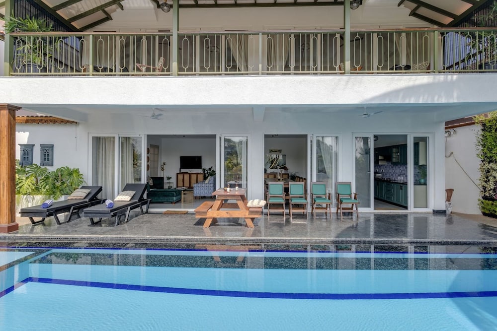 Field View Villa With Pool Perfect for Big Groups