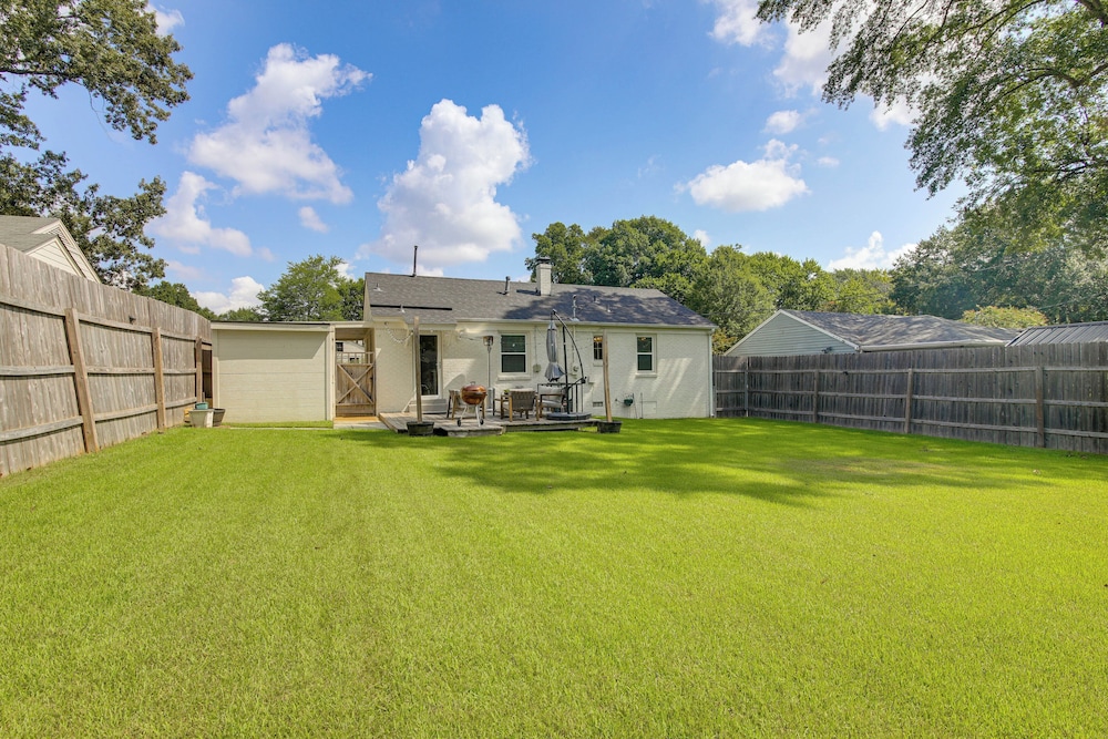 Updated Suburban Retreat: 8 Mi to Dtwn Memphis!