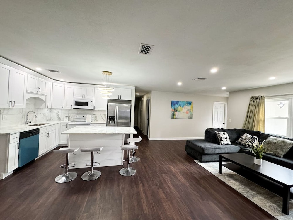 Home Close to Saint Pete Pier new Spacious