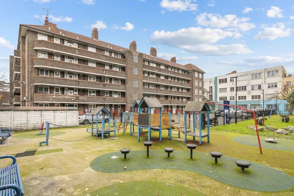 Spacious 4 Bedroom Apartment in Bethnal Green