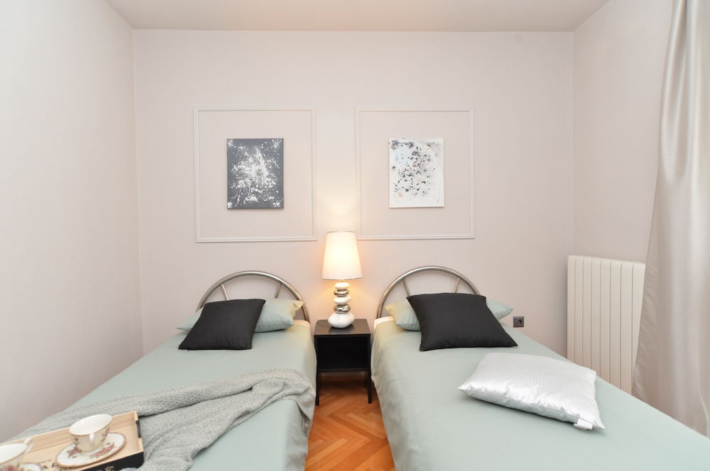 Apartment 843