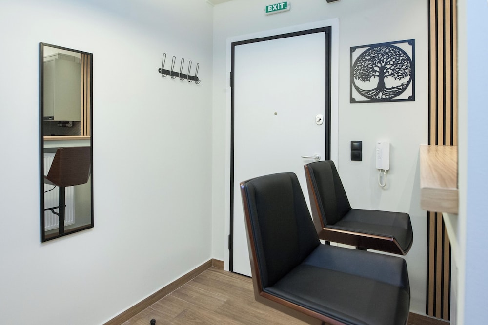 Fresh Modern 1 Bd Apt in Vibrant Patisia