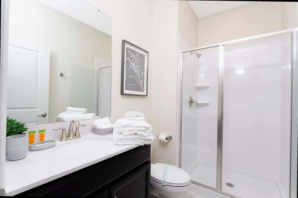 Stylish 4Bd w Lake View Pool Kids Themed Room