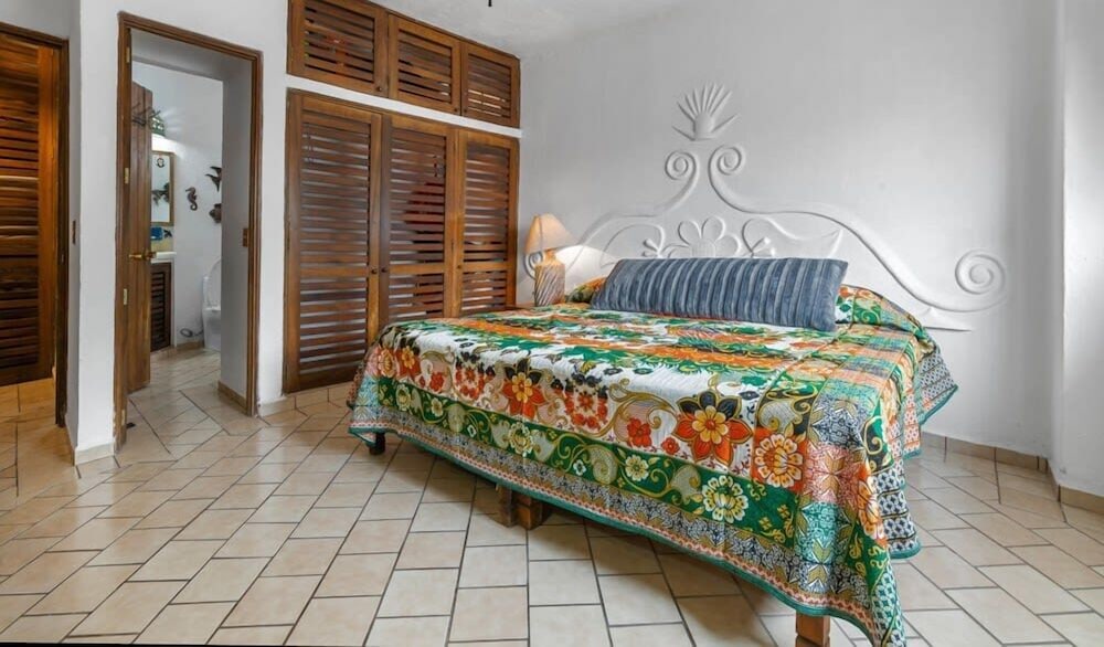 Ocean View 2Br Condo-balcony-beach-pool - 902