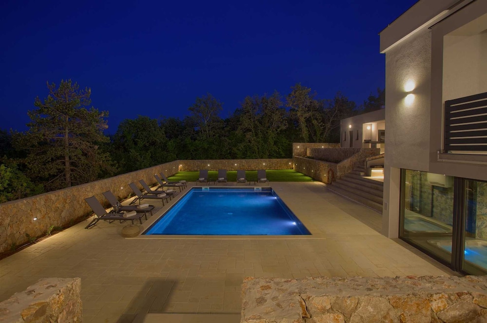 Villa Astrum With Heated Pool Jacuzzi and Sauna