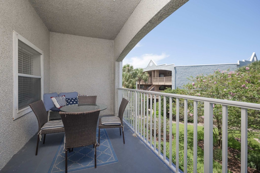 Seaside Haven: Stylish Condo, 3 Pools New Rental