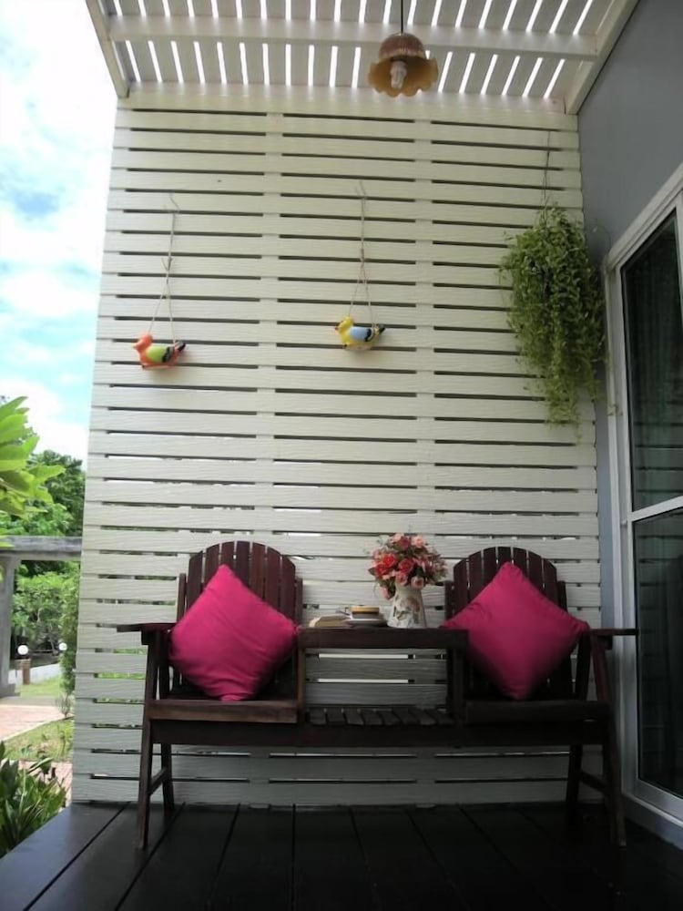 Baan Rim Klong Resort