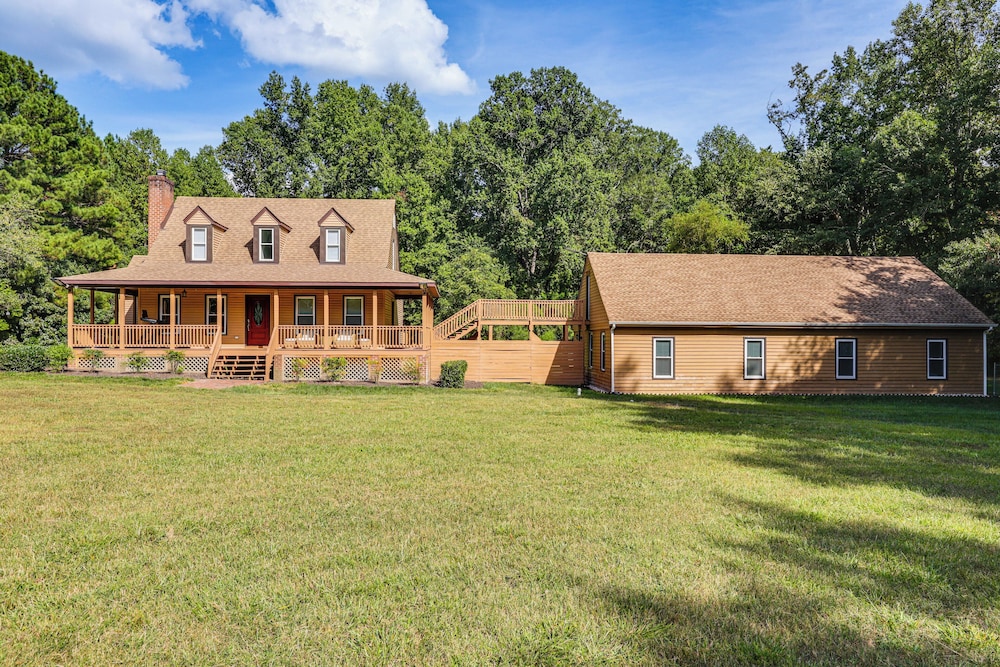 11 Mi to Fort Lee: 30-acre Retreat w/ Scenic Views