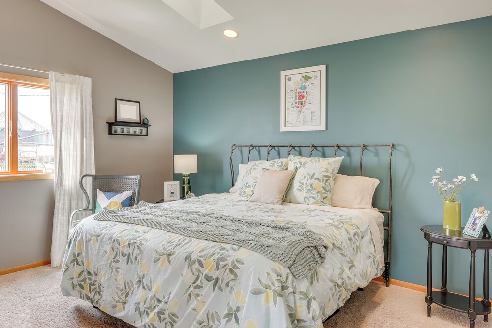 Tennis Court & Deck: Pet-friendly Charles City Gem
