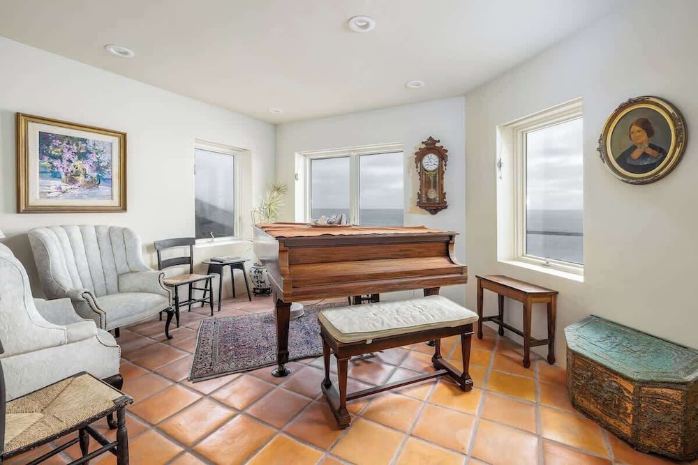 4 Bedroom With Pool in Oceanside