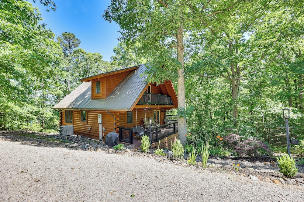 5 Mi to Hot Springs Nat'l Park: Cabin w/ Yard