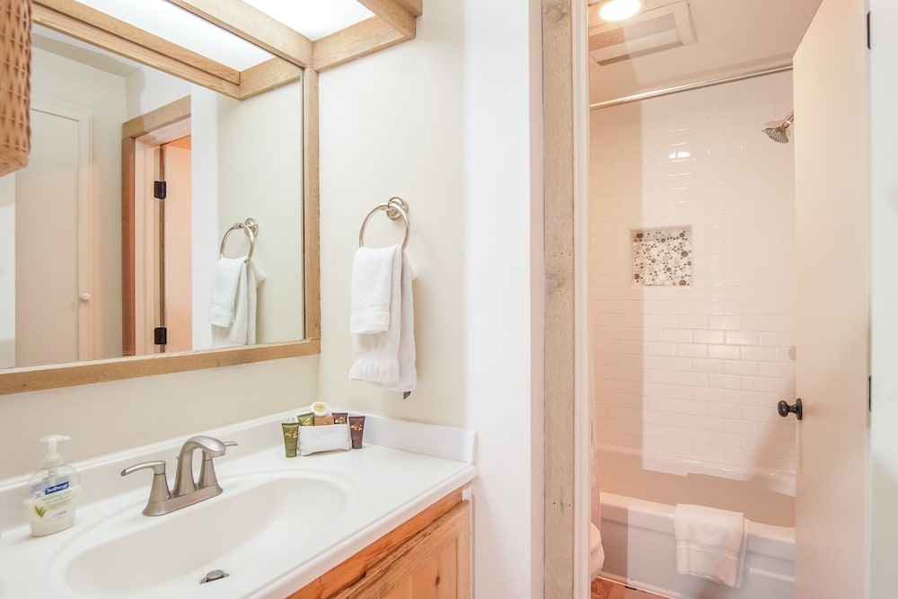 Bonne Vie 2247 Sunny & Spacious 4 Bedroom Condo in the Heart of Elkhorn Village