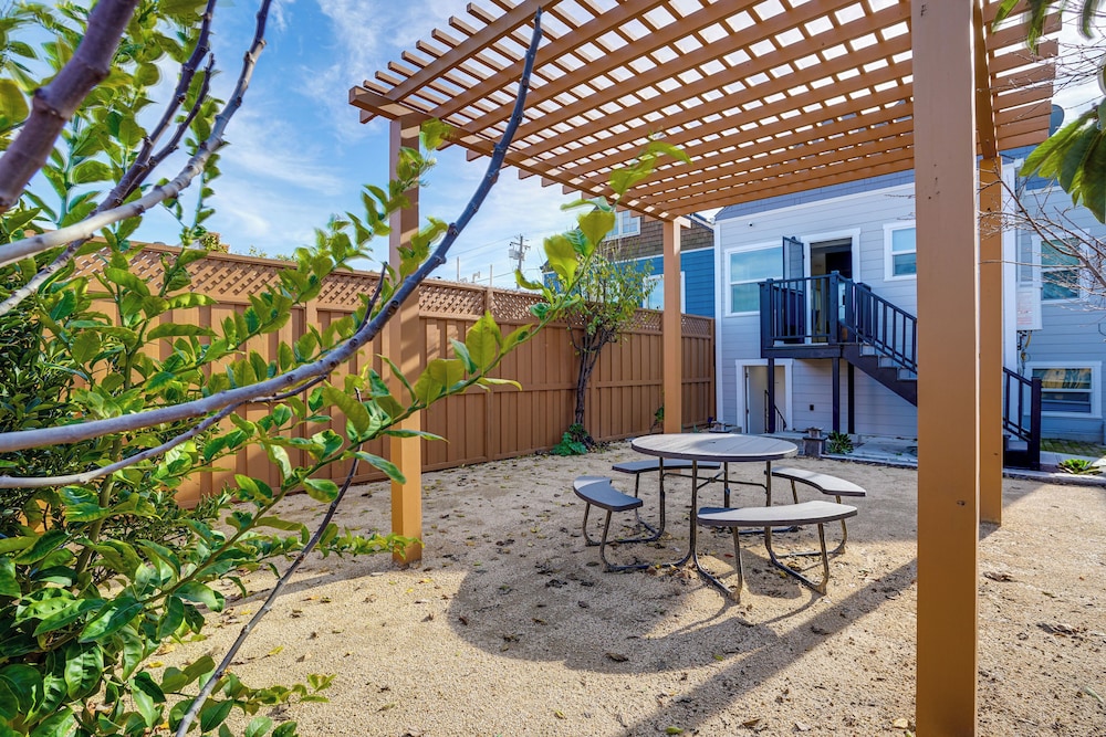 Walk to Crab Cove Beach: Alameda Home w/ Game Room