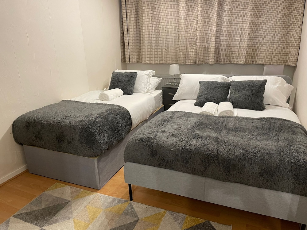 Walk to Lcy Airport/ Excel /dlr 1Br Flat