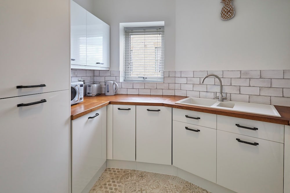 Host Stay Flat 4 Groveside view 4
