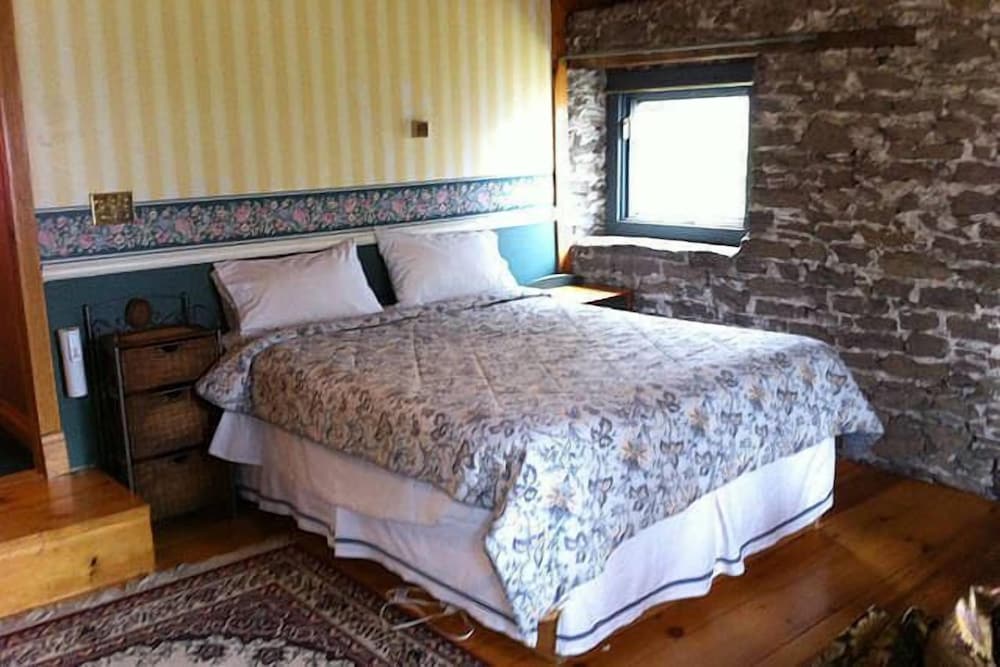 Brockville Vacations - The Noble Suites - Property Image 56