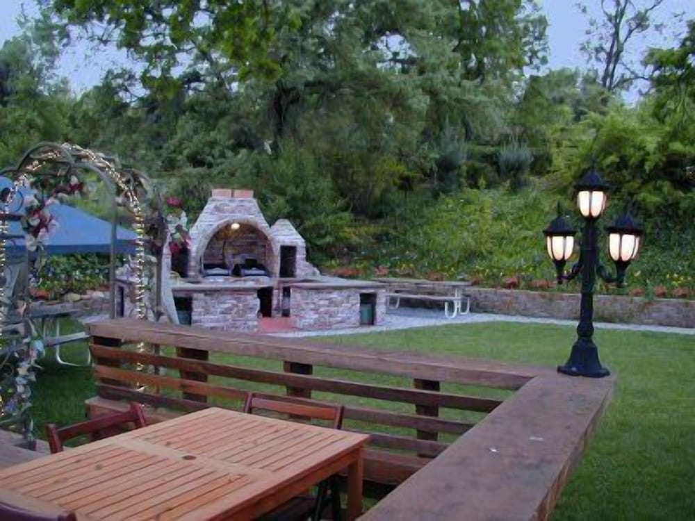 Robins Nest Bed & Breakfast