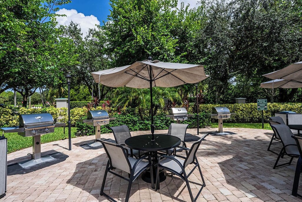 Genoa Vacation Rental: Stylish 2-BR Condo with Golf & Lake Views. Resort-Style Pool, Hot Tub, and Easy Access to Championship Golf. Minutes from Naples Bea