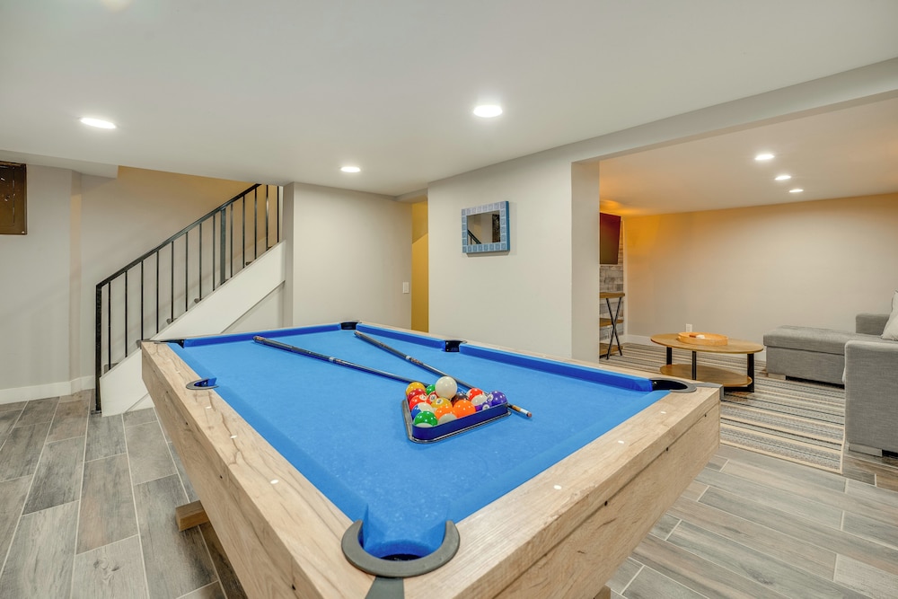 2 Blocks to Downton Chelan: Home w/ Hot Tub!