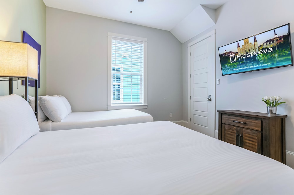 Stunning 4 BR Condo + Pool - Near St. Charles