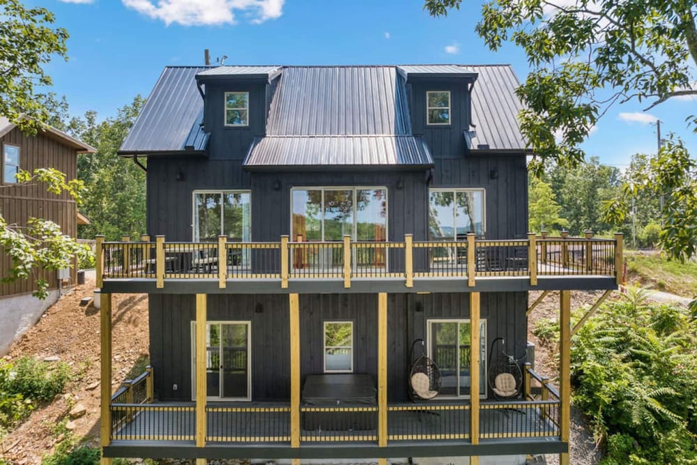 Luxury Cabin Lake Views EV Charger Game Room