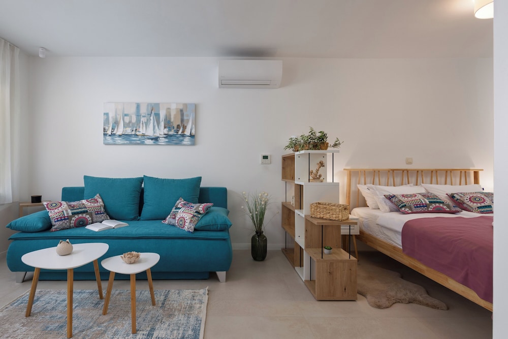 Desamani 975 Apartments