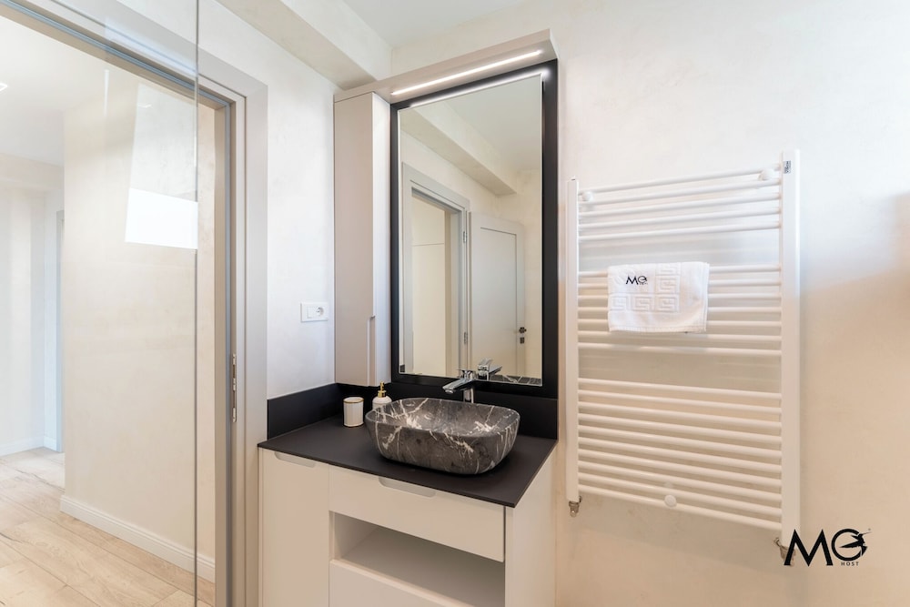 MoHost Valcom - Luxury Skyline Penthouse