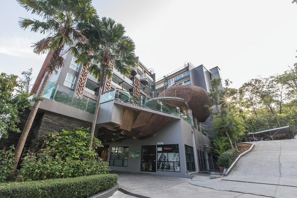 Emerald 307 - Studio With Balcony and Shared Pool