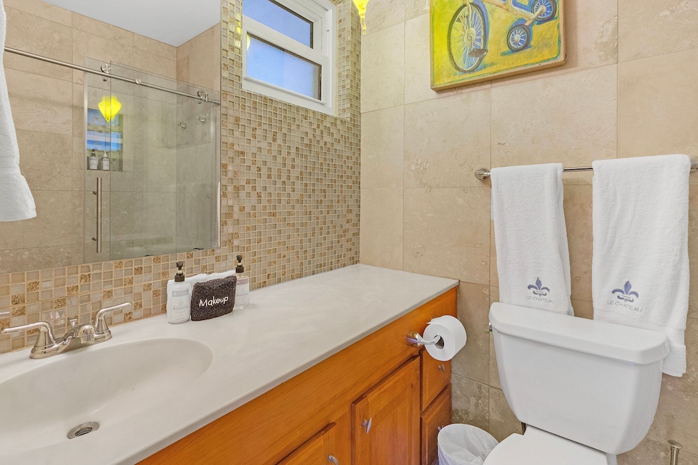 Chic 3BR Sanctuary Steps From The Drive Paradise