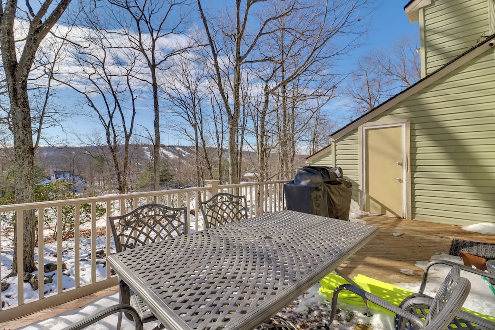 Hot Tub & Community Perks: Big Boulder Lake Escape