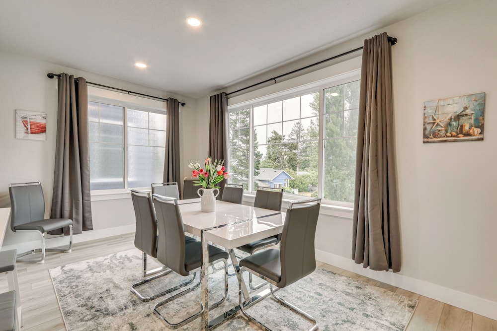 Columbia River Views: Spacious Hammond Getaway!
