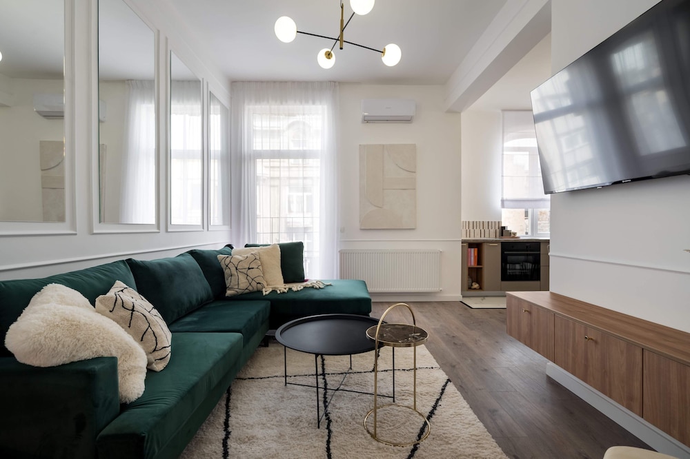 Contemporary Aparthotel 2-BR Flats Near Old Town, Quiet & Serene
