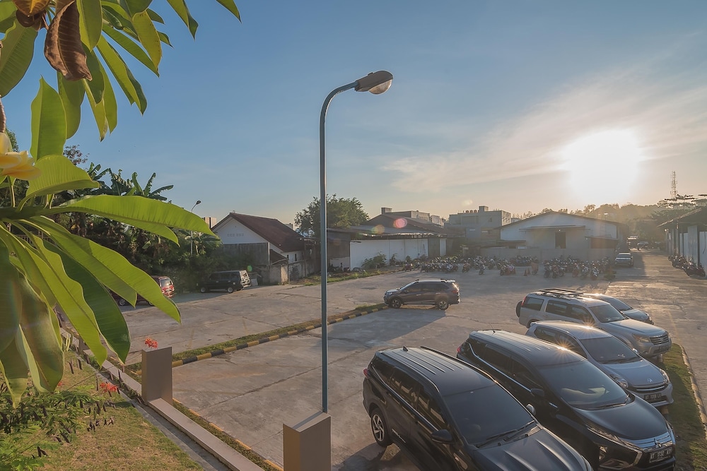 RedDoorz near Living Plaza Balikpapan