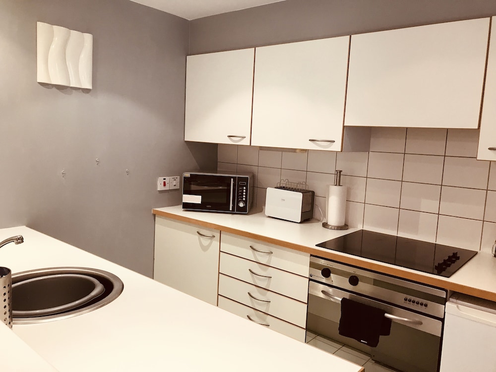 2 Bedroom Luxe Dockland Apartment with Parking view 3