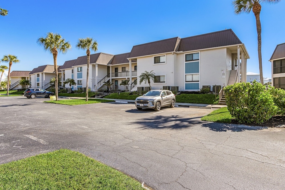 Estero Island Yacht & Racquet Club 224 1 Bedroom Condo