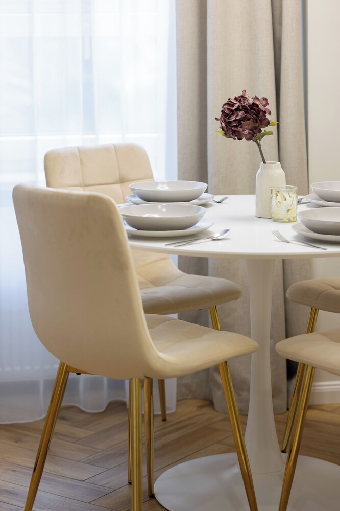 Grójecka Apartment by Renters