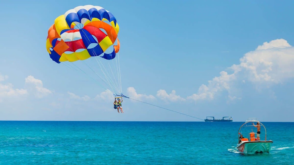Spacious 3-bedroom Beachfront Condo Pool, Large Balcony