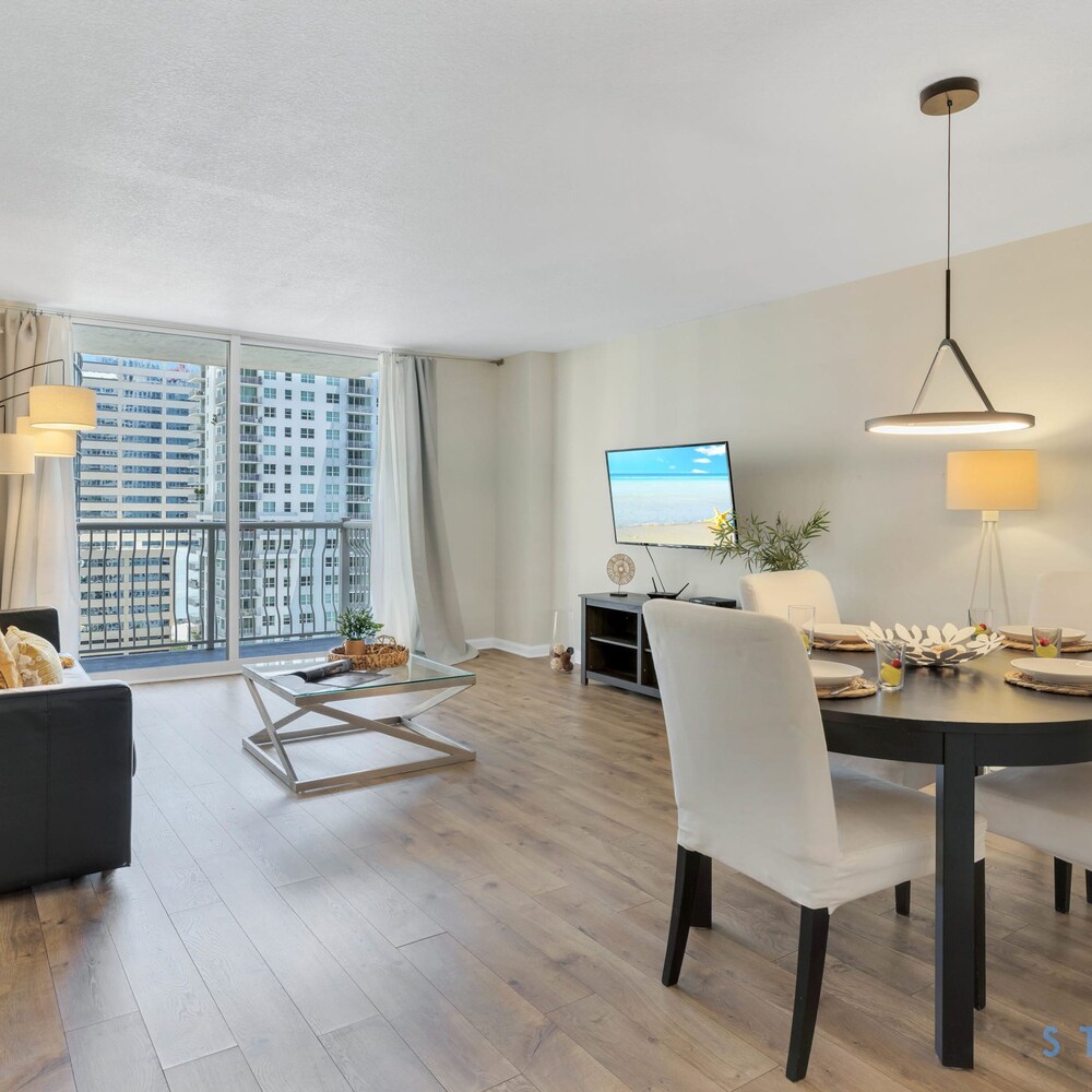 Modern 1-br Condo in Upscale Brickell Locale
