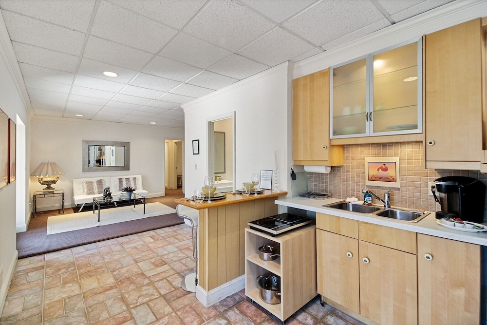 Tranquil Getaway In Gated Community - Free Wifi And Laptop-friendly Workspace 1 Bedroom Condo by Redawning view 3